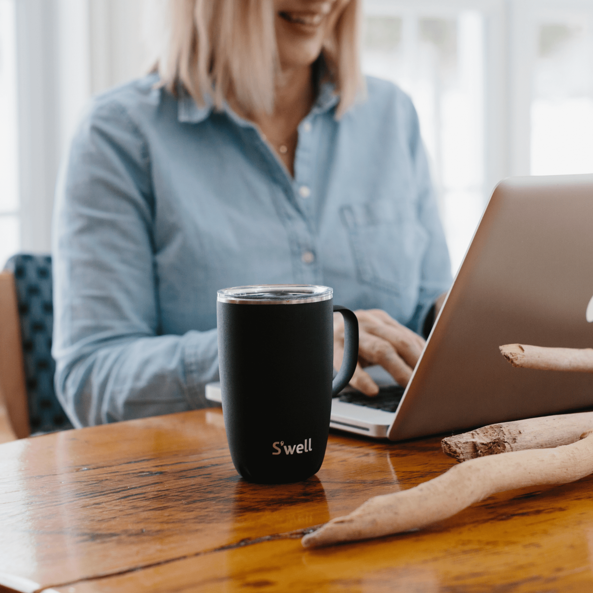 mug-16oz-p7 Swell-16oz-Mug-Onyx-Lifestyle-1.png