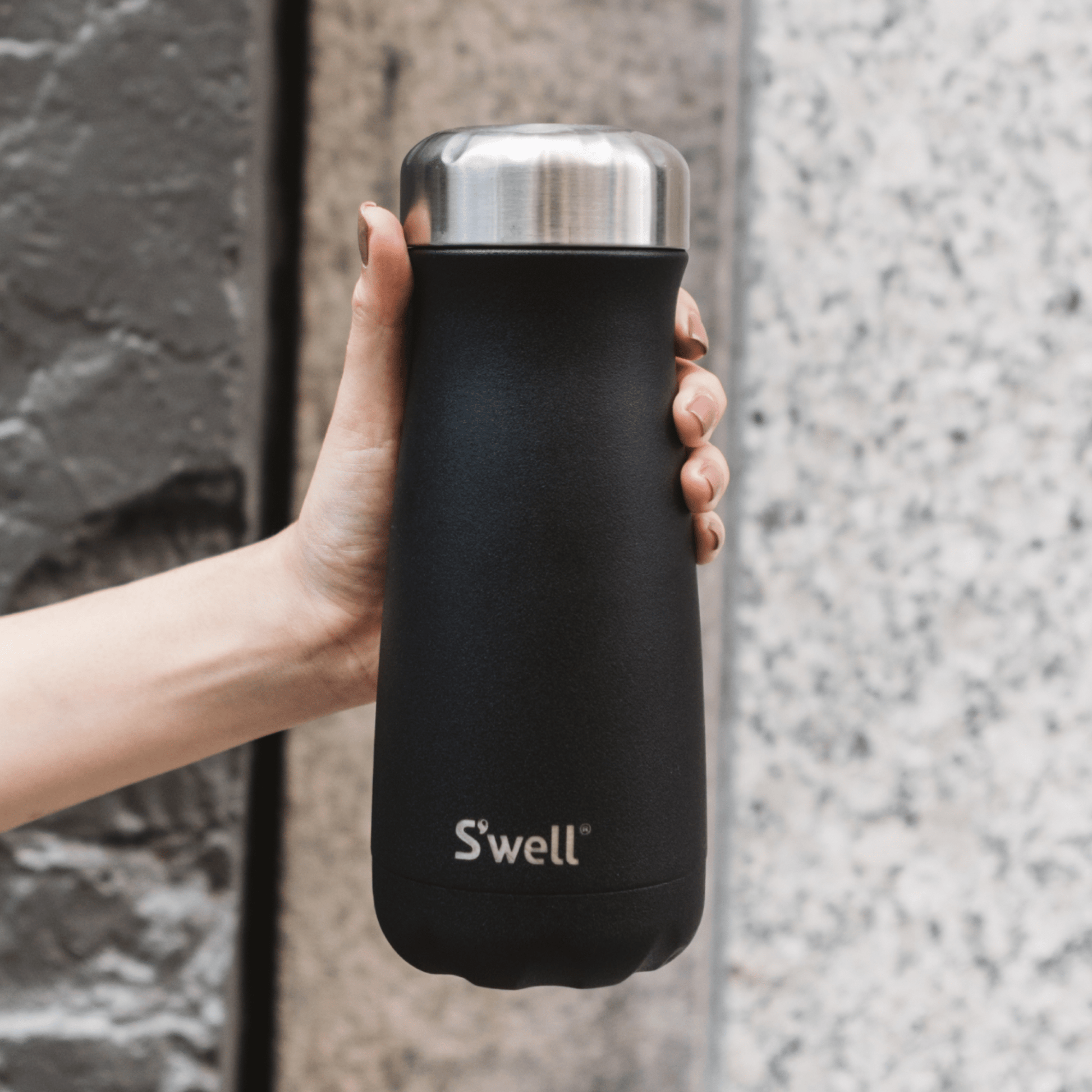traveler-16oz-u6 Swell-Water-Bottle-Traveler-16oz-Black-Onyx-Lifestyle-1.png