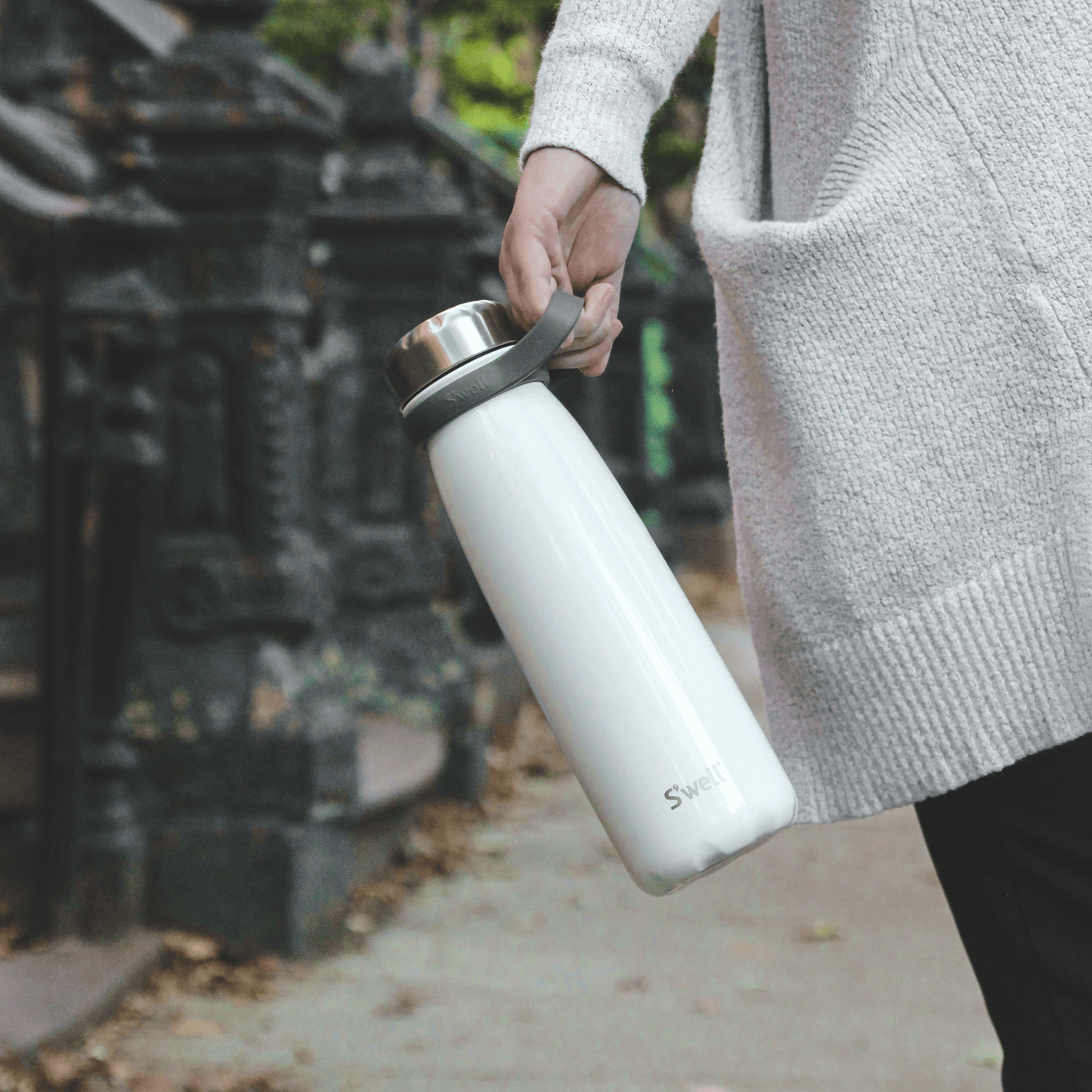 traveler-40oz-e9 Swell-Water-Bottle-Traveler-40oz-White-Angel-Food-Lifestyle-1.png
