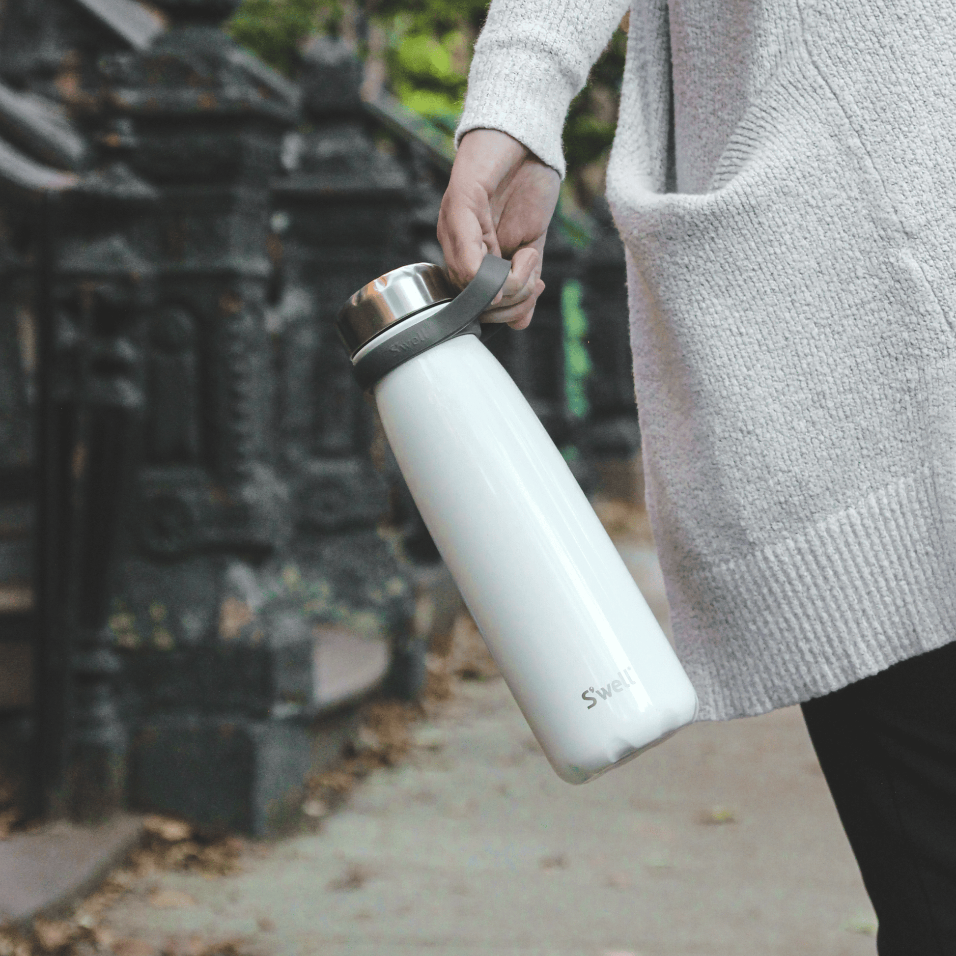 traveler-40oz-e9 Swell-Water-Bottle-Traveler-40oz-White-Angel-Food-Lifestyle-1.png