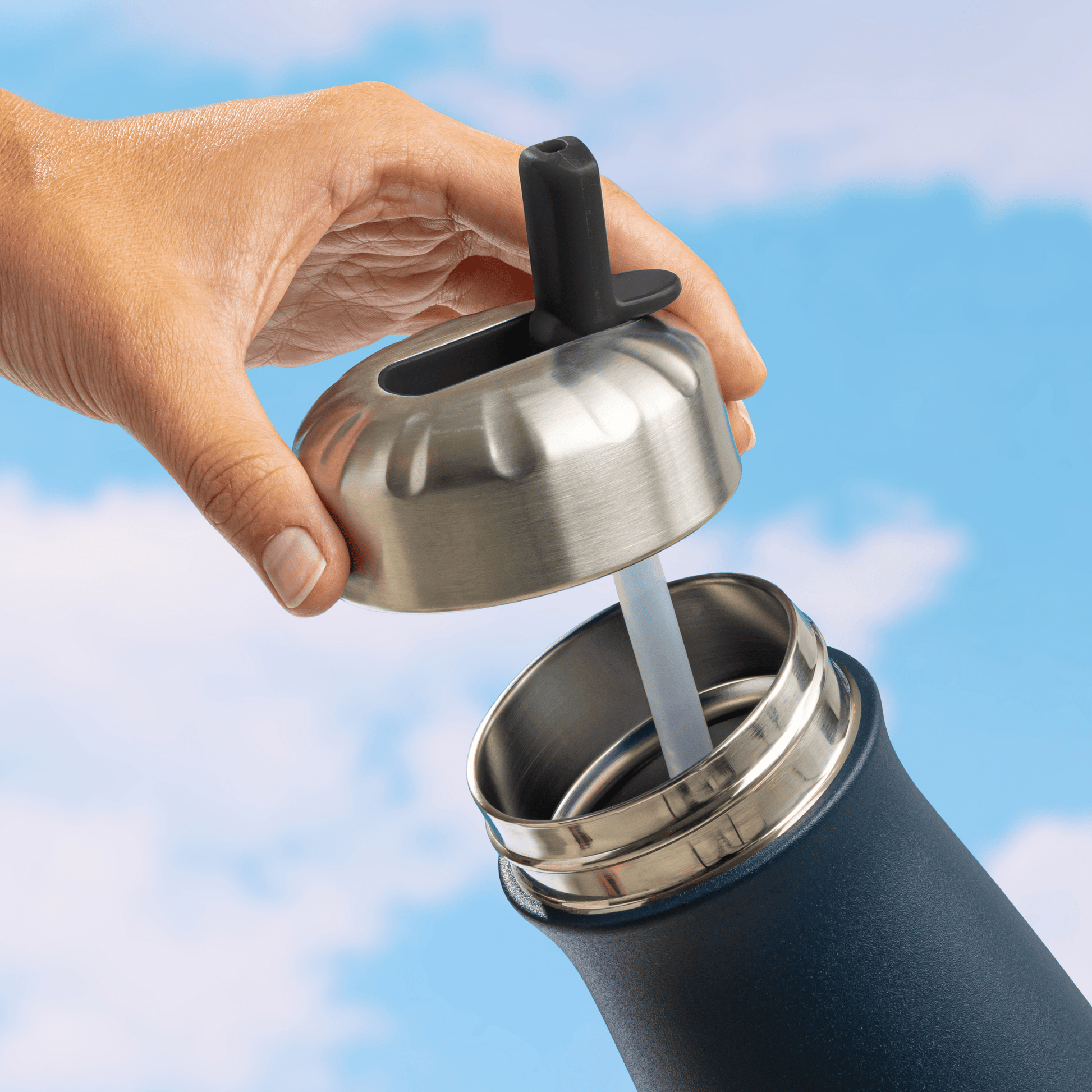 traveler-flip-straw-lid-e6 Swell_Flip_Straw_Cap_Traveler-Straw-Down-Bottle-1.png